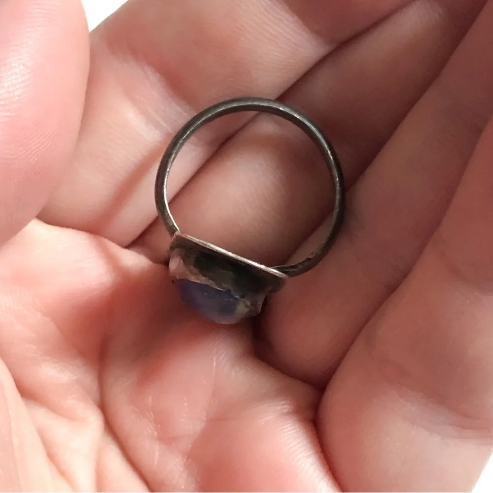 Vtg artisan-style silver metal blue stone (lapis/sodalite?) ring